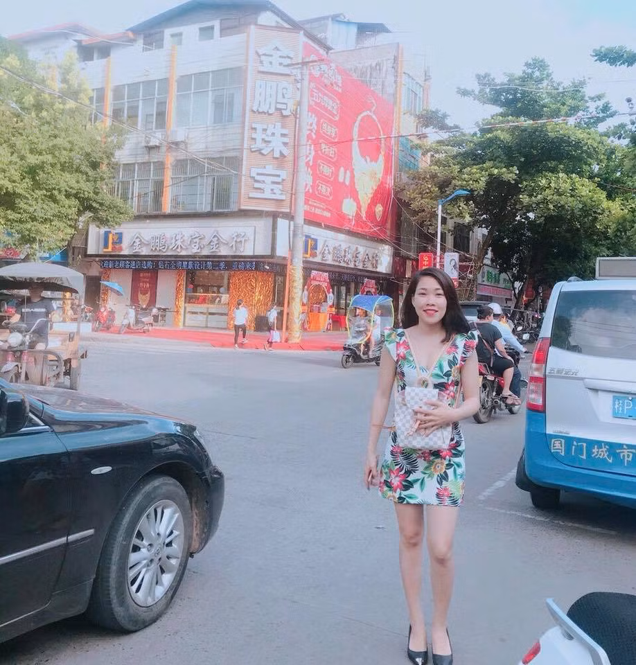 Khi đi chơi, Diệu Thúy chọn chiếc váy ngắn khoe đôi chân dài trắng nõn.