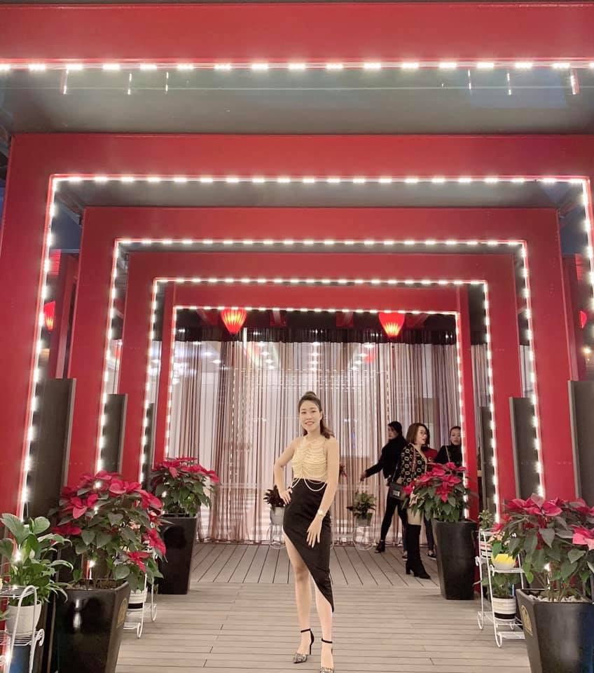 Dù đã sinh nở nhưng Diệu Thúy vẫn giữ được vóc dáng nuột nà. Bà mẹ một con ghi điểm với cách ăn mặc sang chảnh.