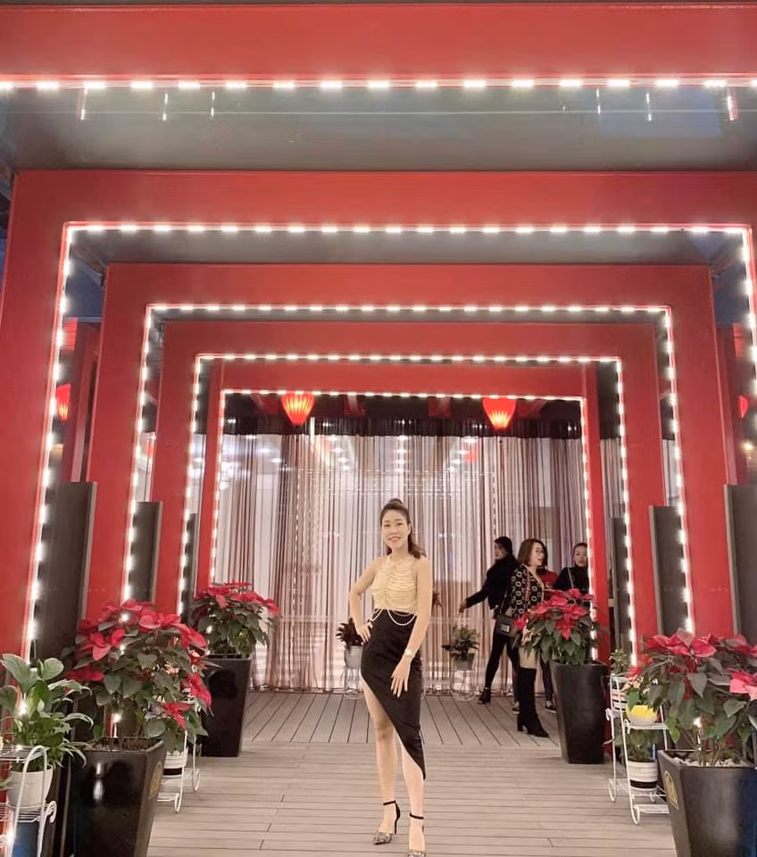 Dù đã sinh nở nhưng Diệu Thúy vẫn giữ được vóc dáng nuột nà. Bà mẹ một con ghi điểm với cách ăn mặc sang chảnh.