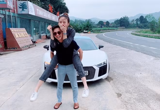 Hai vợ chồng cõng nhau khá tình cảm. Ảnh: FB.