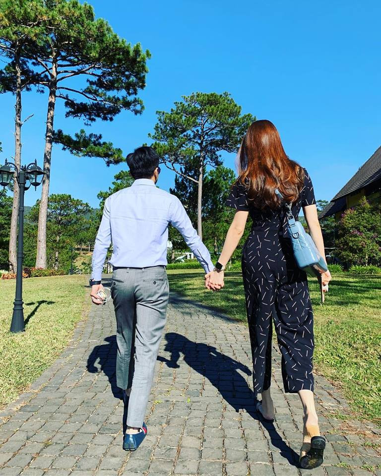 Áo sơ mi và quần âu là trang phục phổ biến của Cường Đô La. Dù là ông chủ lớn nhưng Cường Đô La không ngại thể hiện tình cảm với bạn gái.