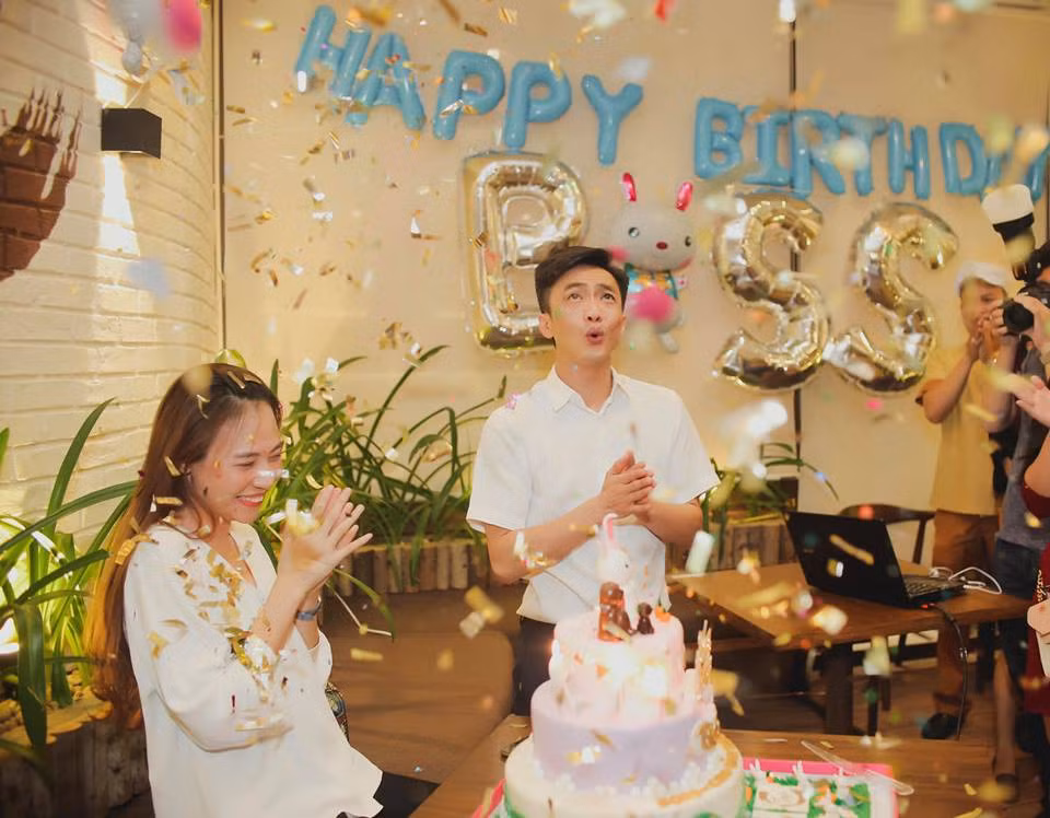 Cặp đôi cùng diện sơ mi trắng thời trang ton-sur-ton trong sinh nhật Đàm Thu Trang.