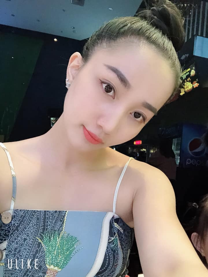 Các kiểu váy áo hai dây được Quỳnh Anh đặc biệt ưu ái.