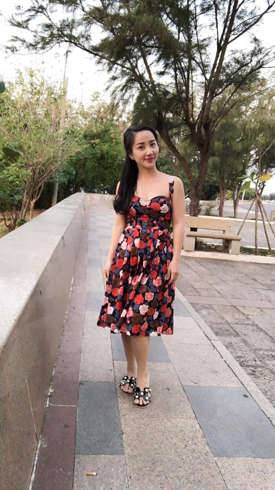 Người đẹp diện váy hai dây phối với dép lê giản dị.