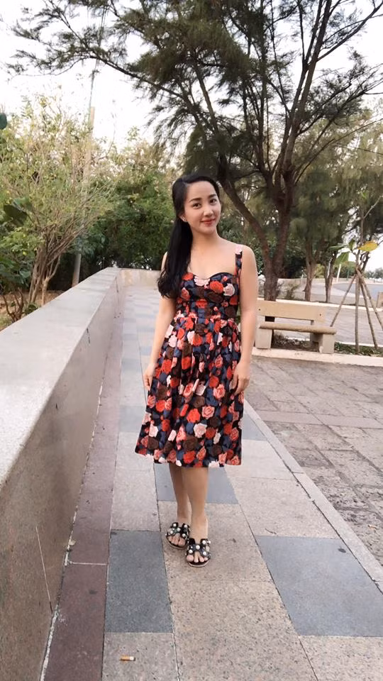 Người đẹp diện váy hai dây phối với dép lê giản dị.