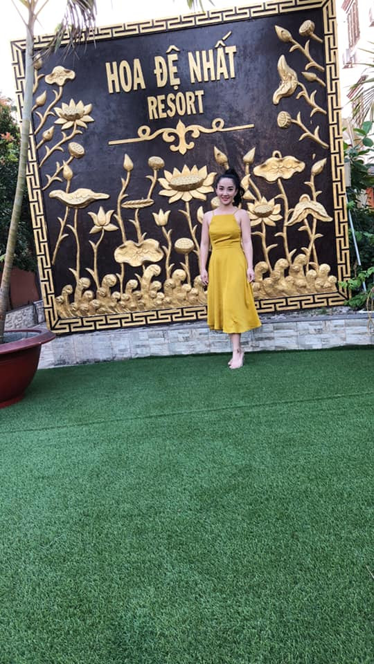 Khi đi chơi, cô chọn chiếc váy vàng cổ yếm cực xinh.