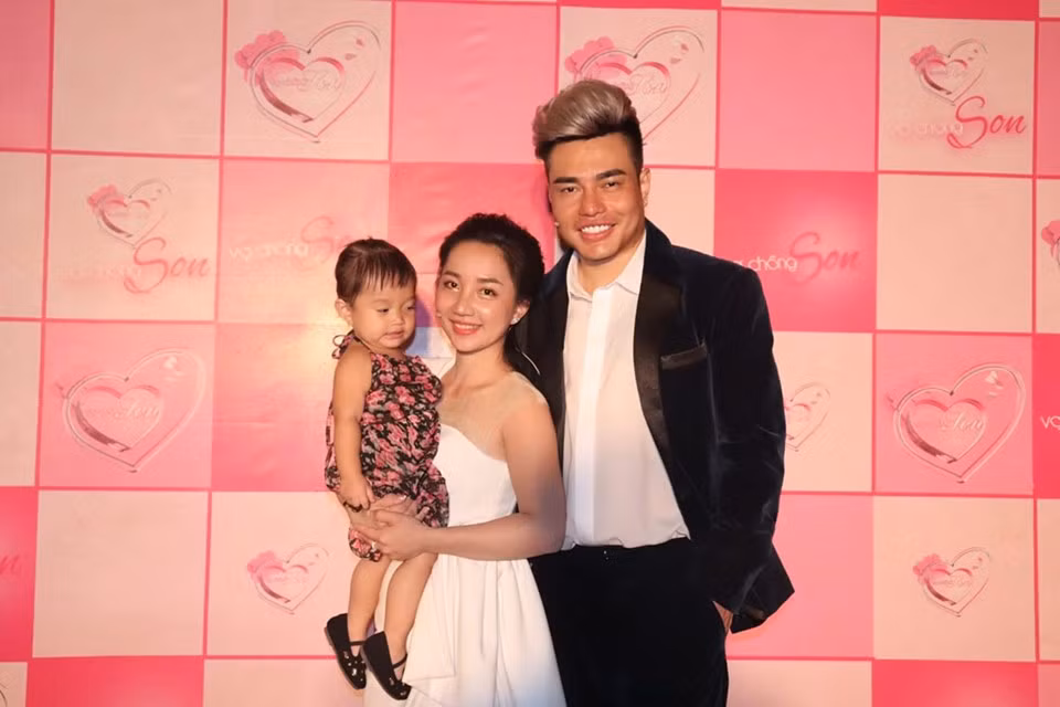 Không chỉ có ngoại hình nổi bật, gương mặt khả ái, Quỳnh Anh còn ăn mặc gợi cảm vô cùng.