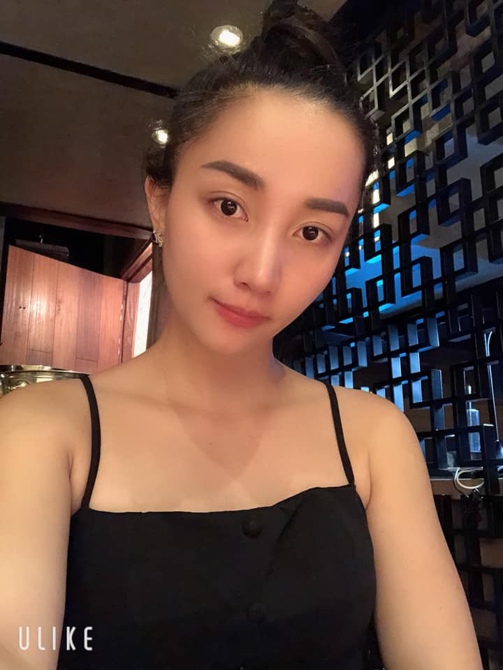 Cô nàng khoe làn da trắng nõn với váy hai dây. Ảnh: FBNV.