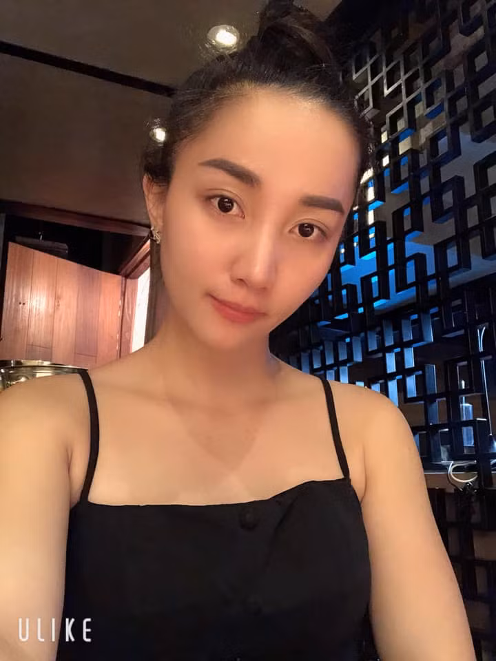 Cô nàng khoe làn da trắng nõn với váy hai dây. Ảnh: FBNV.