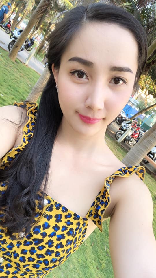 Cô diện váy hai dây khoe làn da trắng nõn.