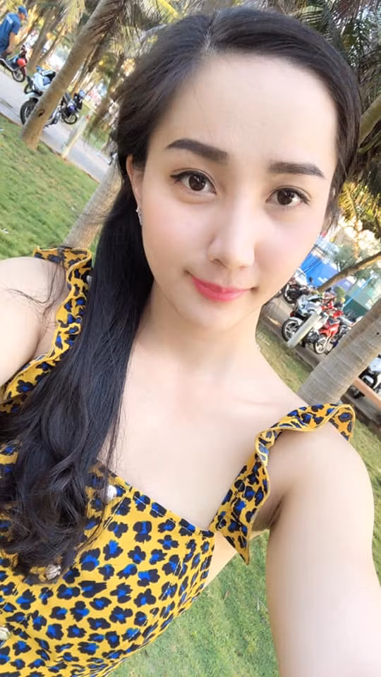 Cô diện váy hai dây khoe làn da trắng nõn.