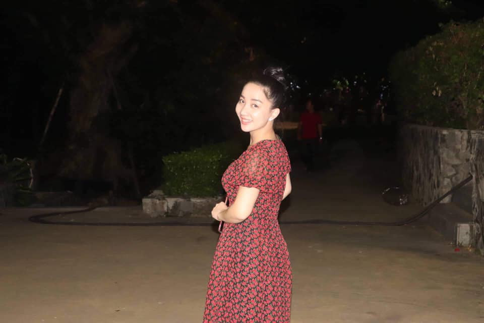 Quỳnh Anh khá thích những mẫu váy liền thân có họa tiết hoa hòe.