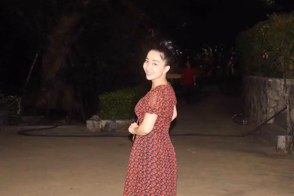 Quỳnh Anh khá thích những mẫu váy liền thân có họa tiết hoa hòe.