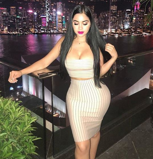 Ngoài thân hình nóng bỏng, người mẫu siêu vòng 3 này còn khoe mái tóc dài đen óng ả của cô là hoàn toàn tự nhiên. Ảnh: Internet.