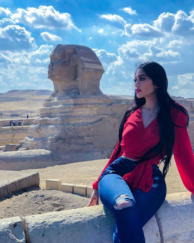 Với vóc dáng đồng hồ cát, người đẹp không ngại khoe cơ thể trong những trang phục gợi cảm.