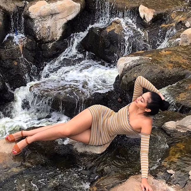 Không chỉ có thân hình đẹp, mỹ nhân 22 tuổi còn sở hữu phong cách thời trang nóng bỏng.