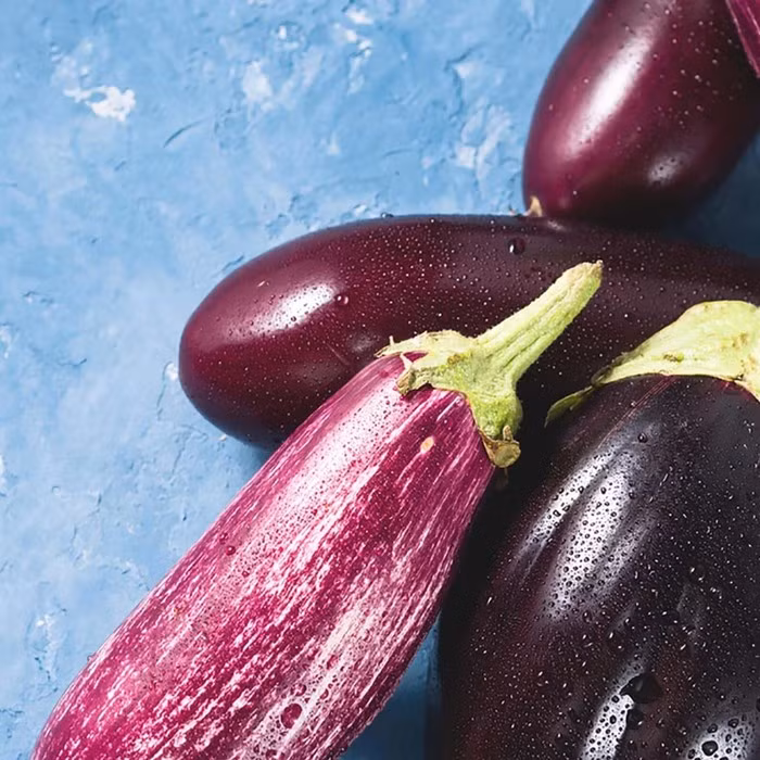 Cà tím khi còn sống cũng chứa độc tố solanine. Các triệu chứng của nhiễm độc solanine bao gồm nôn mửa, chóng mặt, tiêu chảy.