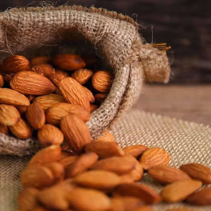 Hạnh nhân đắng là thực phẩm không nên ăn sống vì có chứa axit hydrocyanic, một hỗn hợp nguy hiểm của hydrogen cyanide và nước.