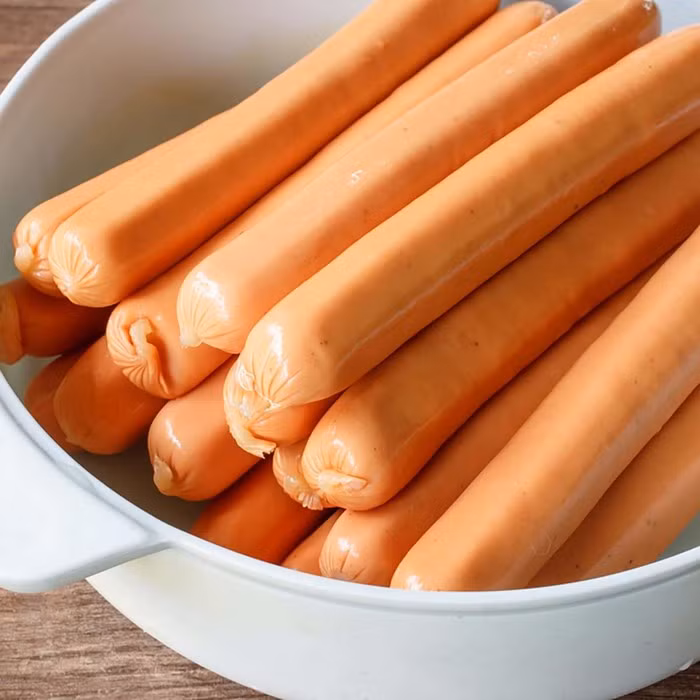 Theo các chuyên gia, xúc xích khi chưa làm chín có thể bị nhiễm vi khuẩn Listeria, loại vi khuẩn này chỉ có thể bị giết bằng cách làm chín thức ăn.