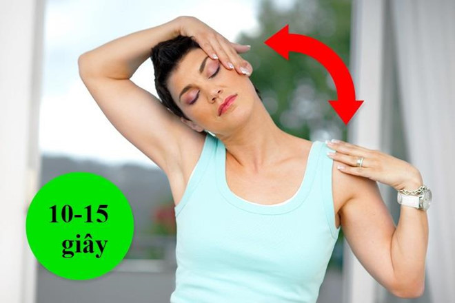 Nghiêng đầu: Bài tập cải thiện tư thế này giúp thư giãn các cơ ở cổ, vai, hạn chế đau mỏi vai, gáy, gù lưng. Cách thực hiện: Bắt đầu bằng tư thế đứng hoặc ngồi trên thảm, giữ thẳng lưng. Tay phải đặt lên tai trái rồi từ từ kéo đầu nghiêng về phía vai phải. Trong khi đó, tay trái đặt lên vai cùng hướng, kéo căng nhẹ. Giữ tư thế trong 10-15 giây rồi thả lỏng, về vị trí ban đầu và đổi bên.