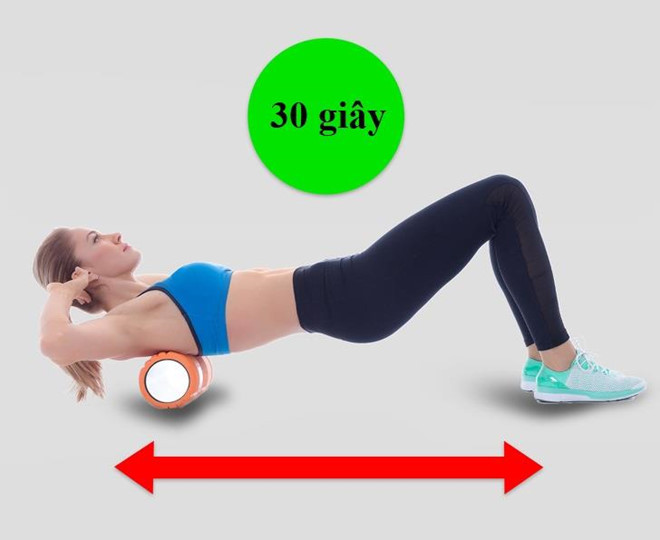 Di chuyển trên con lăn: Con lăn sẽ giúp bạn giảm đau ở cơ lưng, săn chắc vai và cải thiện tư thế tổng thể. Cách thực hiện: Đặt con lăn ở phía dưới lưng trên, trong khu vực xương bả vai. Đưa hai tay ra sau gáy, đầu gối gập, giữ thăng bằng và nâng cơ thể bằng chân. Hít vào, đẩy cơ thể để con lăn trượt từ vai xuống lưng và lăn ngược lại. Thực hiện điều này trong 30-45 giây.