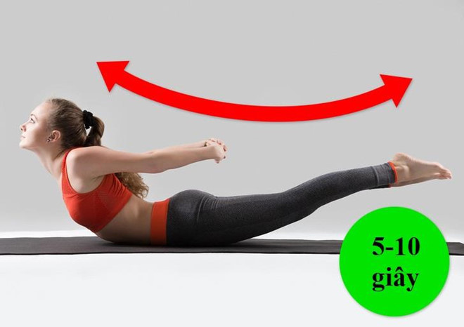 Tư thế Superman: Bài tập này giúp giảm áp lực lên vùng lưng trên, ngăn ngừa đau thắt lưng và cong vẹo cột sống. Cách thực hiện: Nằm sấp trên thảm, mũi chân úp, hai tay lồng vào nhau để ở trên lưng. Dùng cơ bụng nâng cao người và chân, hai tay đưa lên cao, cố gắng tạo cơ thể thành hình dạng chữ U. Giữ tư thế trong 5-10 giây rồi thả lỏng về vị trí ban đầu. Lặp lại động tác 10 lần.