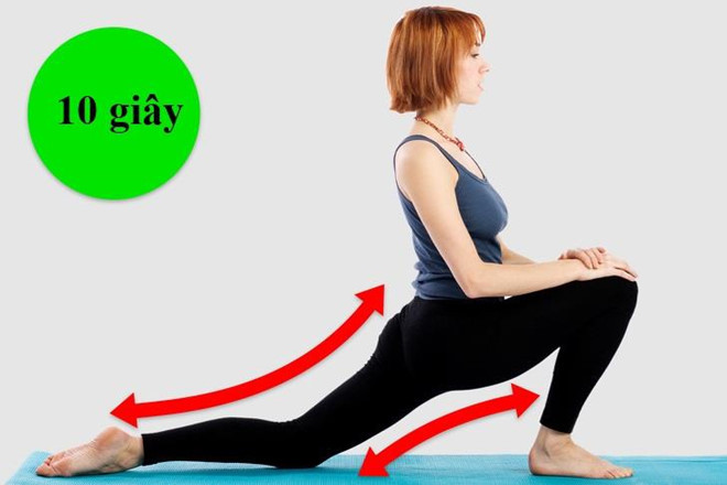 Quỳ gối duỗi hông: Tư thế này loại bỏ áp lực ở cơ xương chậu và giảm đau lưng dưới. Cách thực hiện: Quỳ trên thảm, đưa chân phải ra trước mặt và gập cong ở góc 90 độ. Chân trái hơi cong, giữ lưng thẳng. Giữ nguyên tư thế trong 10 giây rồi trở lại vị trí ban đầu. Lặp lại 10 lần cho cả hai bên.