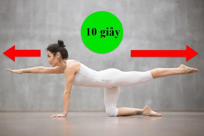 Tư thế chim - chó: Bài tập này giúp giảm đau lưng, tăng cường cơ cốt lõi và cải thiện tư thế. Cách thực hiện: Quỳ gối và chống tay trên thảm, lưng thẳng. Ngẩng cao đầu, nâng tay phải và chân trái lên cao, song song với sàn nhà. Giữ tư thế trong 10 giây rồi trở lại vị trí ban đầu, lặp lại với tay trái và chân phải. Thực hiện 10-15 lần cho mỗi bên.