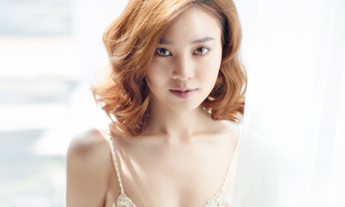 Kiểu tóc bob ngang vai với phần đuôi uốn xoăn giúp Ninh Dương Lan Ngọc trở nên nữ tính, kiêu sa.