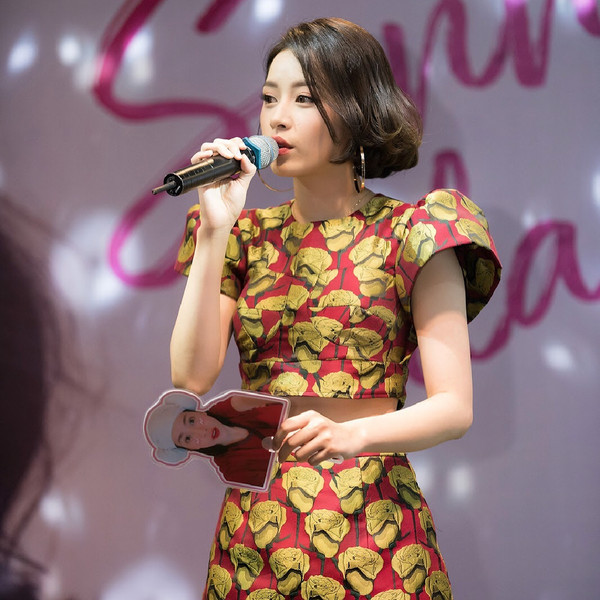 Chi Pu thường lựa chọn kiểu uốn phồng chân tóc để trông trẻ trung và ngọt ngào hơn.