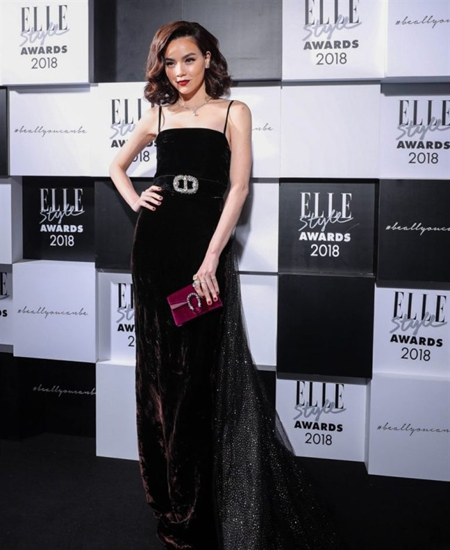 Hồ Ngọc Hà gây ấn tượng với vẻ đẹp sắc sảo, mặn mà trong kiểu tóc ngắn uốn lọn.