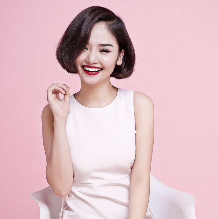 Mái tóc ngắn hơi xoăn mang đến sự năng động, cá tính cho nữ ca sĩ Miu Lê.