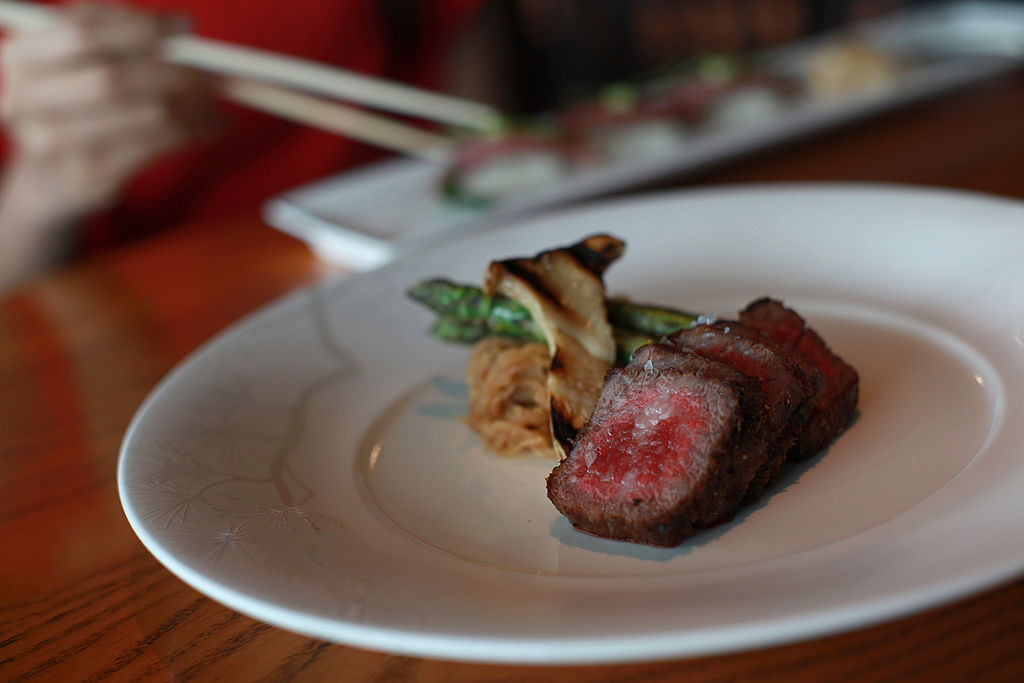 Một trong những món ăn được yêu thích khác của ông Kim Jong-un là thịt bò Kobe. Có thể vì đầu bếp thân tín của ông từ thời thơ ấu là một người Nhật nên khẩu vị của ông bị ảnh hưởng, cũng có thể vì hương vị hảo hạng của chúng. Ông Kim thường ăn thịt bò Kobe bất kỳ khi nào có thể. Đây là loại thịt quý hiếm và đắt đỏ, luôn được những người sành ăn đánh giá cao.