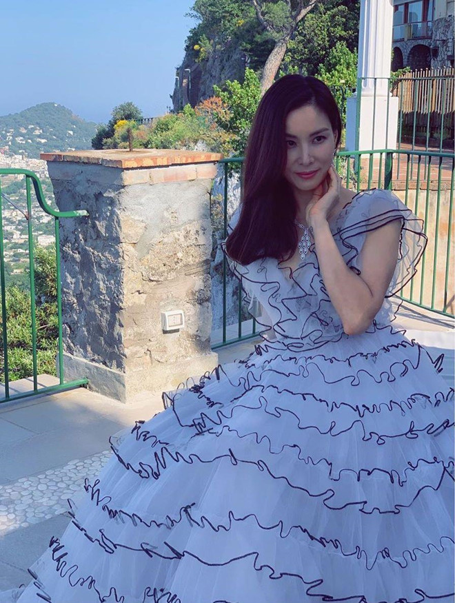 Bà mẹ một con nhìn như công chúa trong chiếc váy bồng bềnh.