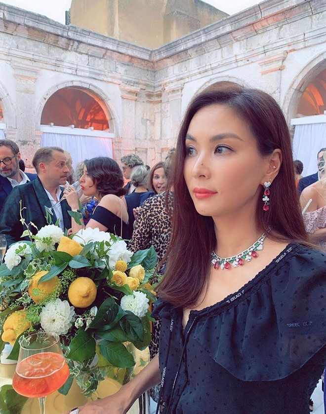 Là ngôi sao hạng A với phong cách quý phái, không phô trương, Go So Young được nhiều nhãn hàng cao cấp mời làm gương mặt đại diện.