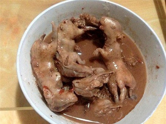 1. Món ăn từ thịt chuột hầm: Cô gái họ Chen sống ở Phú Châu, tỉnh Phúc Kiến, Trung Quốc đã khoe bữa ăn sáng của mình cho bạn bè trên mạng xã hội và nhanh chóng gây sốt với cộng đồng mạng nước này. Cô cho biết, mình vừa thưởng thức một bữa sáng đặc biệt do mẹ mình chuẩn bị, đó là một bát thịt chuột hầm.
