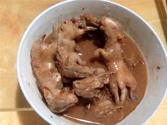 1. Món ăn từ thịt chuột hầm: Cô gái họ Chen sống ở Phú Châu, tỉnh Phúc Kiến, Trung Quốc đã khoe bữa ăn sáng của mình cho bạn bè trên mạng xã hội và nhanh chóng gây sốt với cộng đồng mạng nước này. Cô cho biết, mình vừa thưởng thức một bữa sáng đặc biệt do mẹ mình chuẩn bị, đó là một bát thịt chuột hầm.