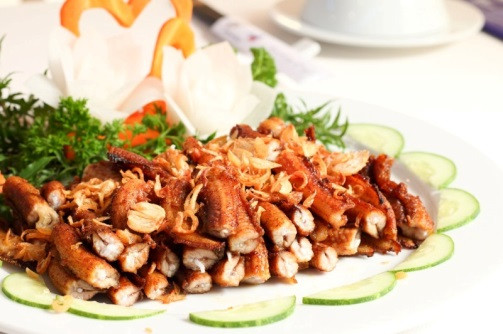 Cá ninja có thế chế biến thành nhiều món, như lẩu, ca- ri, chiên bột... nhưng ngon và hợp "gu" với thực khách nhất vẫn là hai món om bắp chuối và nướng. Cá ninja sau khi làm sạch thì xắt từng miếng chừng 3 ngón tay, ướp gia vị rồi nướng trên than hồng. Ảnh: Haisanmoingay.