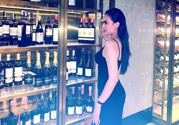 Thảo Mi có đôi chân dài thẳng tắp, làn da trắng trẻo và phong cách ăn mặc sành điệu.