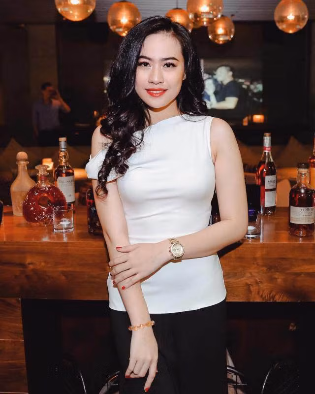 Bạn gái tin đồn của Quang Hải được nhận xét có phần hơi già dặn.