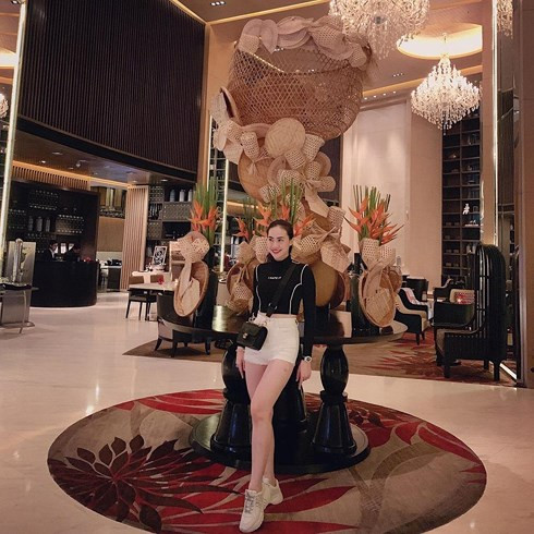 Style ăn mặc của Thảo Mi được nhận xét là hiện đại và quyến rũ.