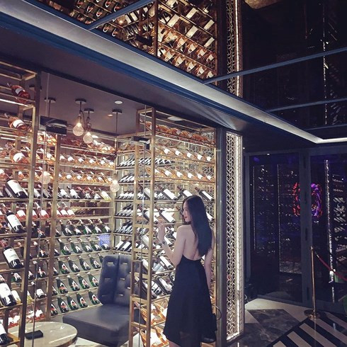 Cô nàng thường chọn cho mình những chiếc váy bó sát với gam màu tối để khoe trọn thân hình nóng bỏng.