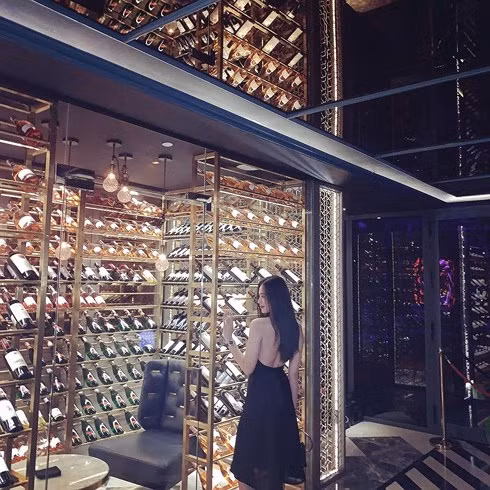 Cô nàng thường chọn cho mình những chiếc váy bó sát với gam màu tối để khoe trọn thân hình nóng bỏng.