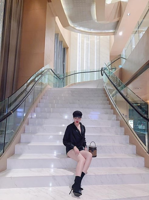 Những bức ảnh của Thảo Mi luôn "ghi điểm” bởi thần thái sang chảnh, vóc dáng gợi cảm và cách ăn mặc sành điệu.