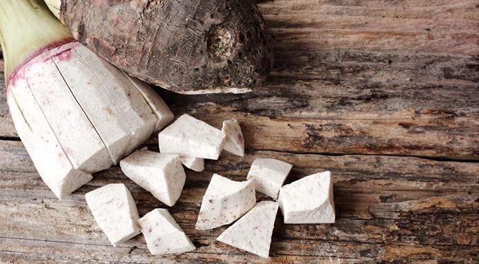 Giúp cơ thể trẻ lâu: Vì khoai môn rất giàu chất chống ô xy hóa giúp làm chậm lão hóa các tế bào. Chất chống ô xy hóa sửa chữa các tế bào bị hư hỏng và thay thế chúng bằng các tế bào mới, do đó giữ cho cơ thể trẻ trung trong thời gian dài hơn.