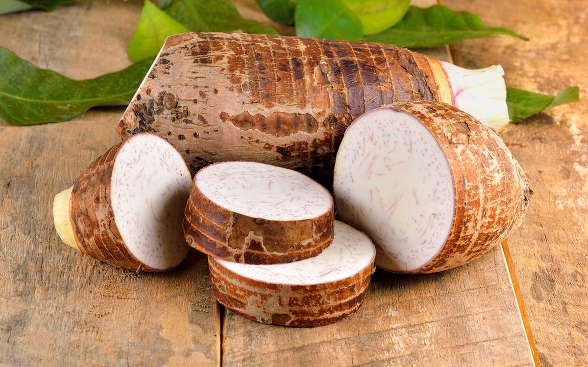 Phòng ngừa bệnh tim: Khoai môn chứa một lượng tinh bột và chất xơ tốt. Các bác sĩ khuyên nên hấp thụ chất xơ tốt để ngăn ngừa các bệnh tim mạch và mạch vành. Chất xơ đóng vai trò thiết yếu trong việc giảm LDL, đó là cholesterol xấu.