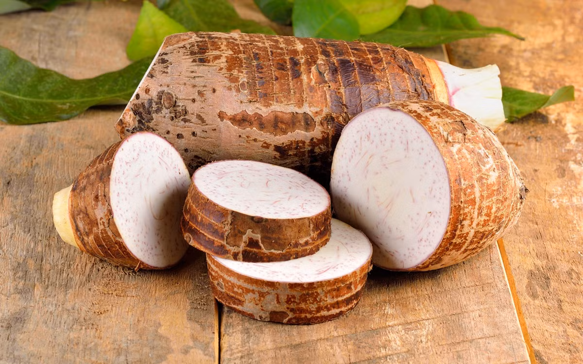 Phòng ngừa bệnh tim: Khoai môn chứa một lượng tinh bột và chất xơ tốt. Các bác sĩ khuyên nên hấp thụ chất xơ tốt để ngăn ngừa các bệnh tim mạch và mạch vành. Chất xơ đóng vai trò thiết yếu trong việc giảm LDL, đó là cholesterol xấu.