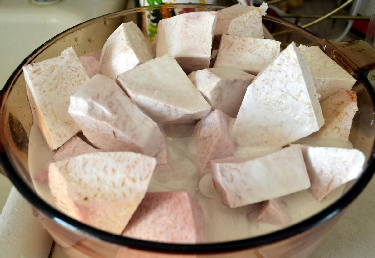 Giúp giảm cân: Khoai môn chứa một tỷ lệ chất xơ. Tiêu thụ chất xơ hòa tan hoặc không hòa tan giúp tăng sự hài lòng sau bữa ăn và giảm cơn đói do chất xơ ngăn không cho chất phân bị dính giúp chúng di chuyển xung quanh ruột từ từ. Chất xơ giúp chúng ta no lâu hơn và do đó tiêu thụ ít calo hơn.