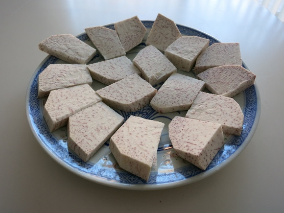 Thúc đẩy quá trình trao đổi chất của cơ bắp: Khoai môn là nguồn giàu magiê và vitamin E. Cả hai chất này giúp tăng cường trao đổi chất và duy trì chức năng cơ bình thường. Khoai môn cũng chứa carbohydrate rất cần thiết cho việc phục hồi cơ bắp và năng lượng sau một buổi tập luyện cường độ cao. Ảnh: BS.