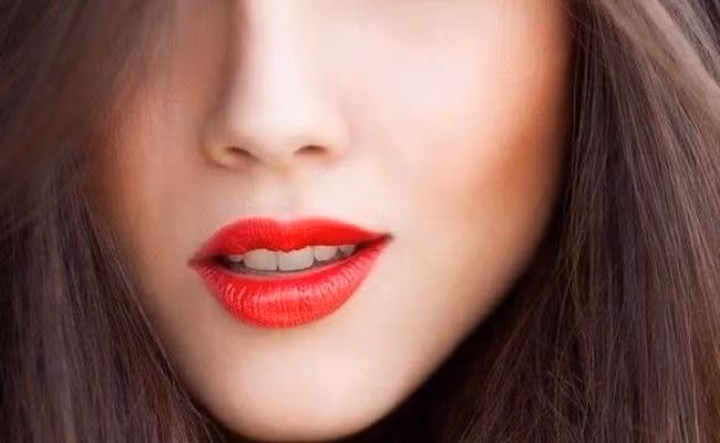 Màu son đỏ cherry: Không chỉ đơn thuần là một màu đỏ cổ điển, đỏ cherry với một chút xíu hồng hoặc chút xíu cam thực sự là một lựa chọn ấn tượng. Màu son tươi tắn này cực kỳ tôn da, khiến khuôn mặt bạn bừng sáng rạng rỡ.